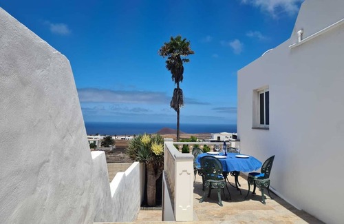Tinajo Casa | Estudio acogedor con impresionantes vistas costeras, balcón y barbacoa en Tinajo