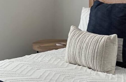 St. Michaels Apartamento | Modern Studio in heart of town, walk everywhere!