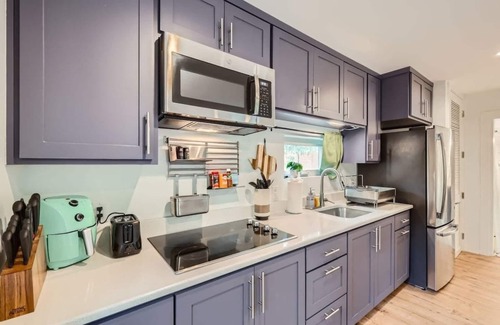 Holly Casa | Modern Studio in Walkable Holly District