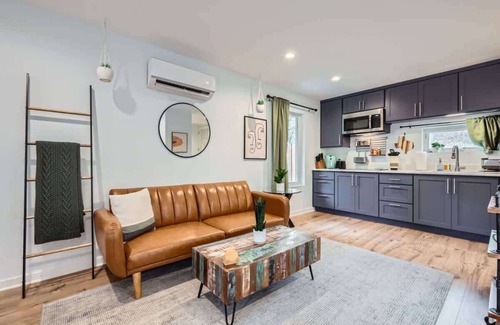 Holly Casa | Modern Studio in Walkable Holly District