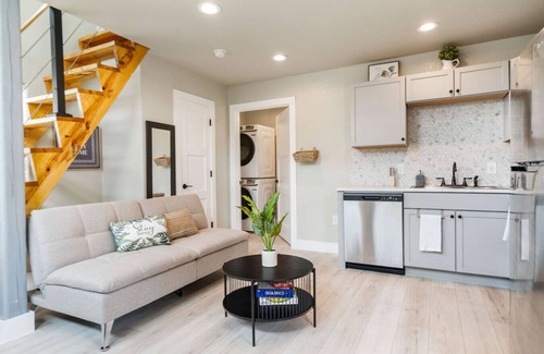 St. Johns Casa | Modern Studio + Loft & Full Bath | Cozy Stay