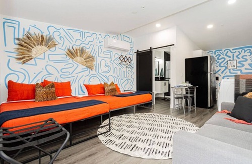 Beverly Green Casa | Modern Studio Retreat: Steps to Iconic Vegas Strip