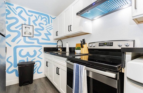 Beverly Green Casa | Modern Studio Retreat: Steps to Iconic Vegas Strip