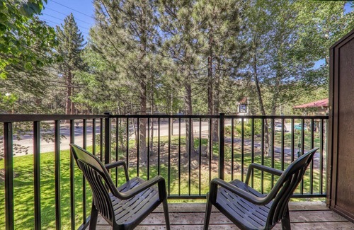 Truckee Condominio | Modern Studio w/Balcony #211 at Donner Lake Village