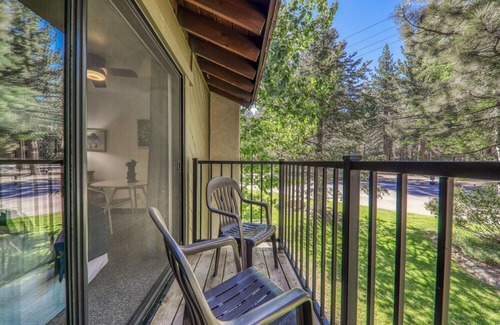 Truckee Condominio | Modern Studio w/Balcony #211 at Donner Lake Village