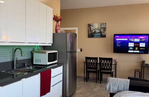 Riverside Apartamento | Modern Studio w/King Bed, Balcony, Kitchenette