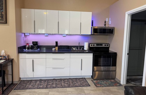 Riverside Apartamento | Modern Studio w/King Bed, Workspace, Kitchenette