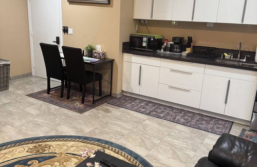 Riverside Apartamento | Modern Studio w/King Bed, Workspace, Kitchenette