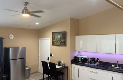Riverside Apartamento | Modern Studio w/King Bed, Workspace, Kitchenette