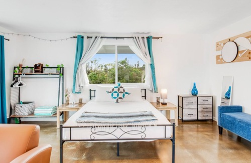 Keaau Apartamento | Modern studio with gated access, lanai, kitchenette, & private washer and dryer