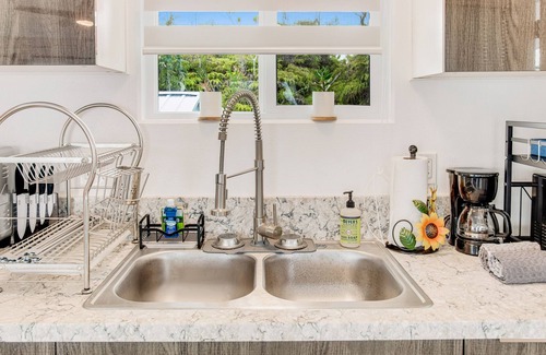 Keaau Apartamento | Modern studio with gated access, lanai, kitchenette, & private washer and dryer