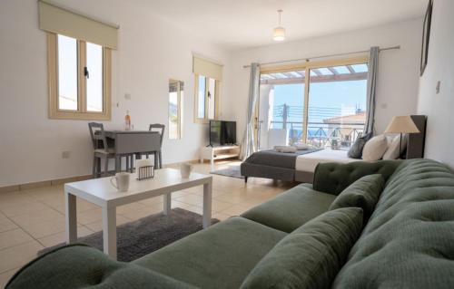 Peyia Town Apartamento | Modern Studio with Pool and Balcony Hillside and Sea Views For Business or Leisure Travellers