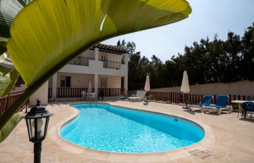 Peyia Town Apartamento | Modern Studio with Pool and Balcony Hillside and Sea Views For Business or Leisure Travellers