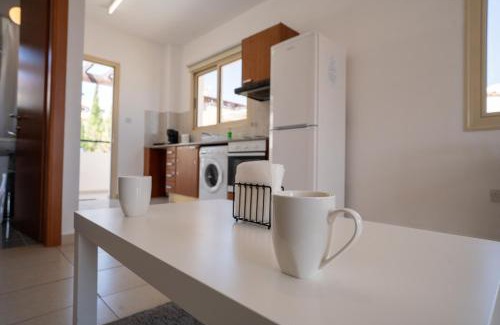 Peyia Town Apartamento | Modern Studio with Pool and Balcony Hillside and Sea Views For Business or Leisure Travellers