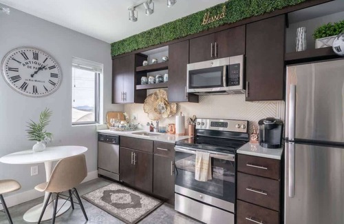 The Nations Apartamento | Modern Studio with Private Deck in Nashville