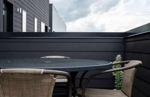 The Nations Apartamento | Modern Studio with Private Deck in Nashville