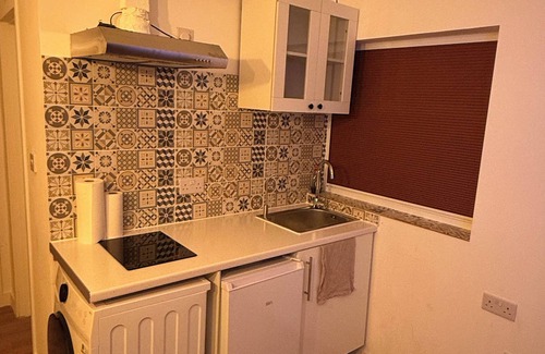 Bow Apartamento | Modern Studio with private Bathroom & Kitchenette in 3 bed apartment