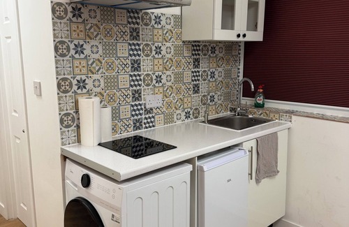 Bow Apartamento | Modern Studio with private Bathroom & Kitchenette in 3 bed apartment