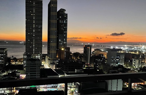 Ermita Condominio | Modern Studio with Sunset View