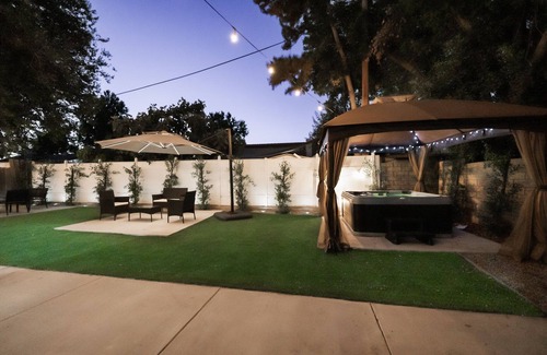 Winnetka Casa | Modern Style 4-Bedroom Home with Jacuzzi