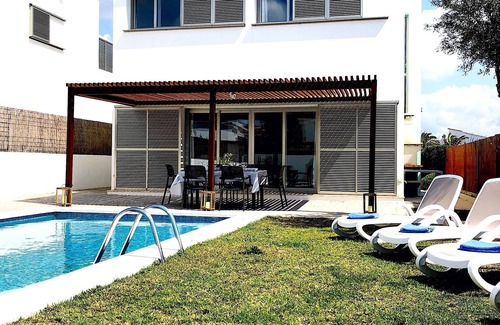 Cala'n Bosch Chalet De Esquí | Villa de estilo moderno y con mucho encanto ideal para disfrutar las vacaciones.