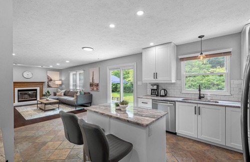 Cranberry Township Casa | Modern & Stylish 5 Bdr Home in Cranberry/Pittsburg
