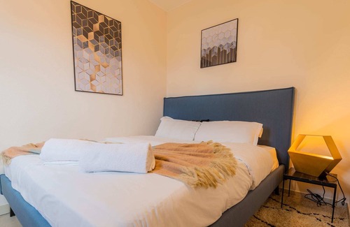 Esch-sur-Alzette Apartamento | Modern, Stylish Apartment w / Balcony View