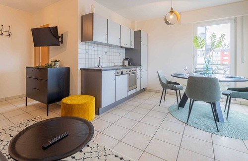 Esch-sur-Alzette Apartamento | Modern, Stylish Apartment w / Balcony View