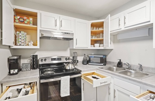 Springfield Apartamento | Capital City Retreat: Idyllic 2BD, 1BA Gem in Springfield Medical District!