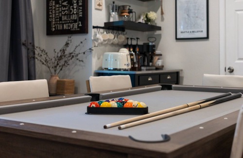 Eastgate Casa | Modern & Stylish Bellevue Basement Suite - Spacious & Cozy Stay Urban Oasis