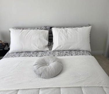 Caledonia Casa | Modern Stylish Cozy Home Balcony Wifi