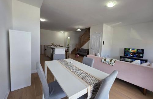Caledonia Casa | Modern Stylish Cozy Home Balcony Wifi