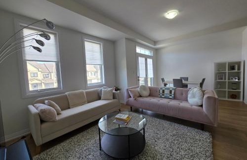 Caledonia Casa | Modern Stylish Cozy Home Balcony Wifi