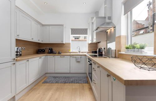 Liverpool Casa | Modern & Stylish Home at the corner of famous Penny Lane in Liverpool