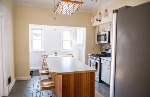 Como Casa | Modern, stylish, Instagram worthy 3 bedroom home, 1 bathroom home.