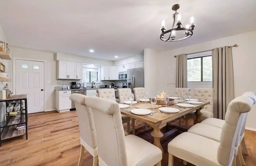 East Stroudsburg Casa | Modern Stylish Family Getaway w/ Hot Tub