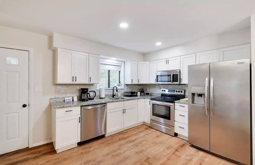 East Stroudsburg Casa | Modern Stylish Family Getaway w/ Hot Tub