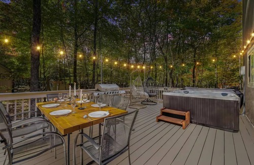 East Stroudsburg Casa | Modern Stylish Family Getaway w/ Hot Tub