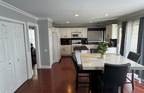 Plato Center Casa | Modern Suburban Oasis- 14 guest House. Family Friendly!