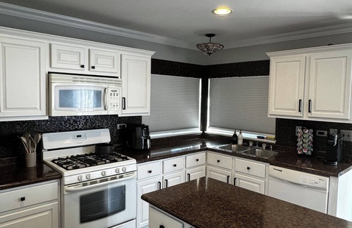 Plato Center Casa | Modern Suburban Oasis- 14 guest House. Family Friendly!
