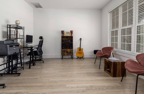 Rolesville Casa | Modern Suburban Ulo Away From Ulo - 6 Bedroom/5 Bathroom Property
