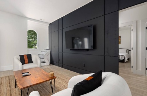 Rolesville Casa | Modern Suburban Ulo Away From Ulo - 6 Bedroom/5 Bathroom Property