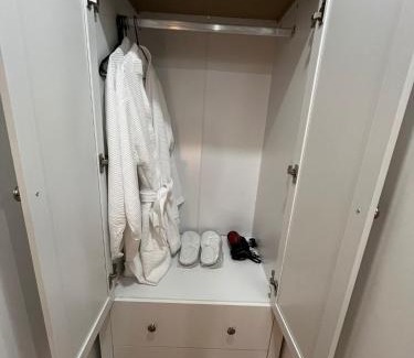 Feltham West Casa | Modern Suite 1