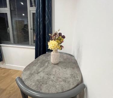 Feltham West Casa | Modern Suite 1