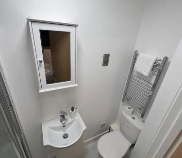 Feltham West Casa | Modern suite