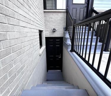 Etobicoke Apartamento | Modern Suite in Etobicoke - Near Airport & Downtown!