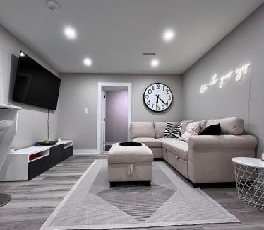 Etobicoke Apartamento | Modern Suite in Etobicoke - Near Airport & Downtown!