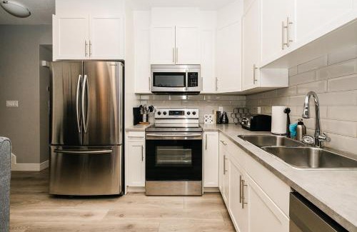 Southeast Edmonton Apartamento | Modern suite near Airport Hospital Henday Town Ctr