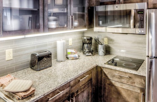 Columbus Apartamento | Suite moderna a solo 1 milla de la Universidad Estatal de Ohio | Centro de negocios + piscina cubierta climatizada