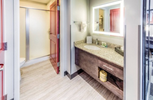 Columbus Apartamento | Suite moderna a solo 1 milla de la Universidad Estatal de Ohio | Centro de negocios + piscina cubierta climatizada
